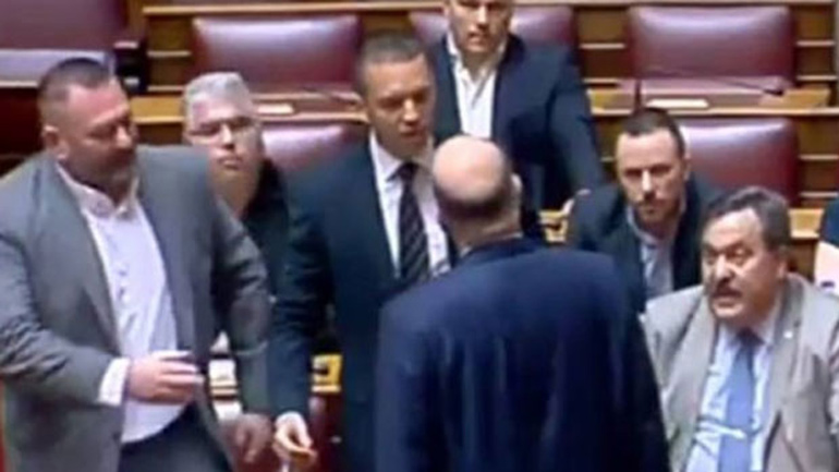 Βουλή: Αυστηρές ποινές στον Ηλία Κασιδιάρη για το επεισόδιο με τον Δένδια