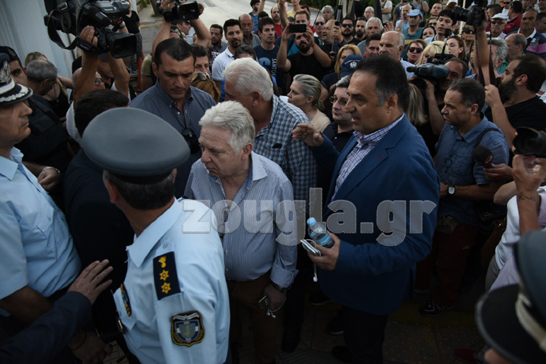 Ο δήμαρχος Μενιδίου κατά την είσοδό του στο Υπουργείο