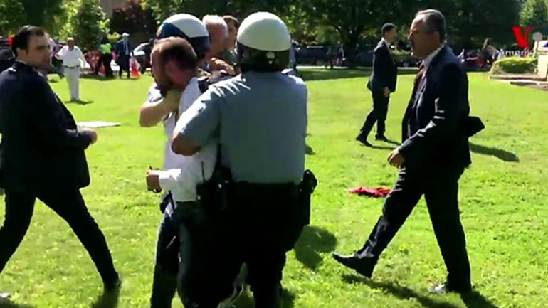 ΗΠΑ: Δύο συλλήψεις για τα επεισόδια έξω από την πρεσβεία της Τουρκίας κατά την επίσκεψη Ερντογάν