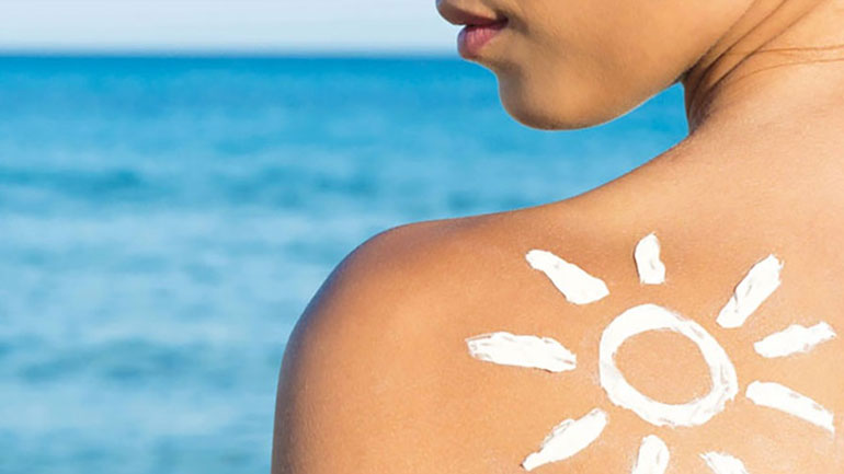 Τι κινδύνους κρύβει ο ήλιος και τι πρέπει να κάνουμε για να προστατευτούμε;