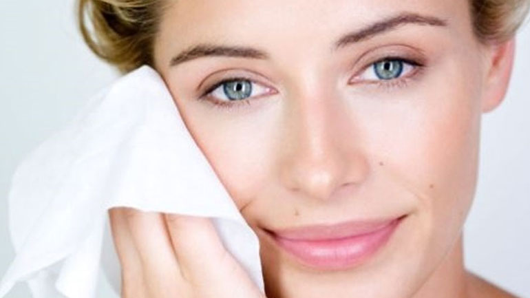 Δες πώς να χρησιμοποιείς σωστά τα μαντηλάκια του ντεμακιγιάζ