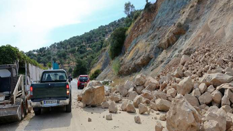 Συνεχείς κατολισθήσεις στη Λέσβο – Κλείνει ο δρόμος Πλωμαρίου – Μελίντας