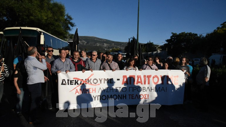 Νέα μικροένταση στην πορεία των κατοίκων του Μενιδίου – Απέκλεισαν την Αττική Οδό