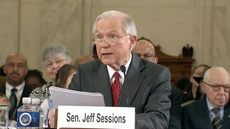 Αρνήθηκε ο Σέσιονς να αποκαλύψει στη Γερουσία το περιεχόμενο των συνομιλιών του με τον Τραμπ