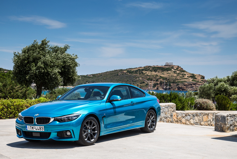 Με φόντο το Ναό του Ποσειδώνα το Σούνιο...