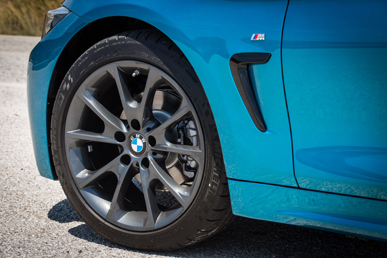 Άμα δείτε το γράμμα «Μ» και δεν είναι απλά «look M» το μοντέλο τότε θα πρέπει να ξέρετε πως έχετε μπροστά σας την κορυφαία έκδοση της BMW Series 4 