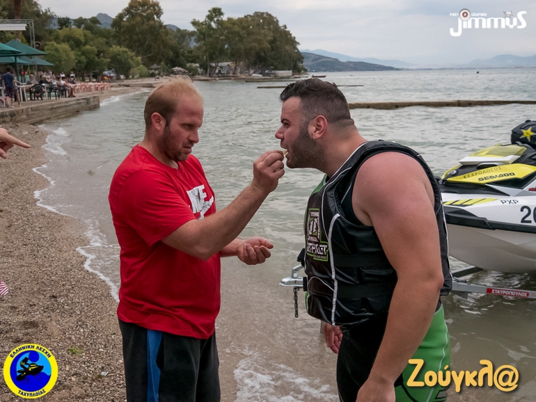 Κάτι παίζει εδώ... Τι του δίνει άραγε πριν τον αγώνα; Ένσταση!!!!