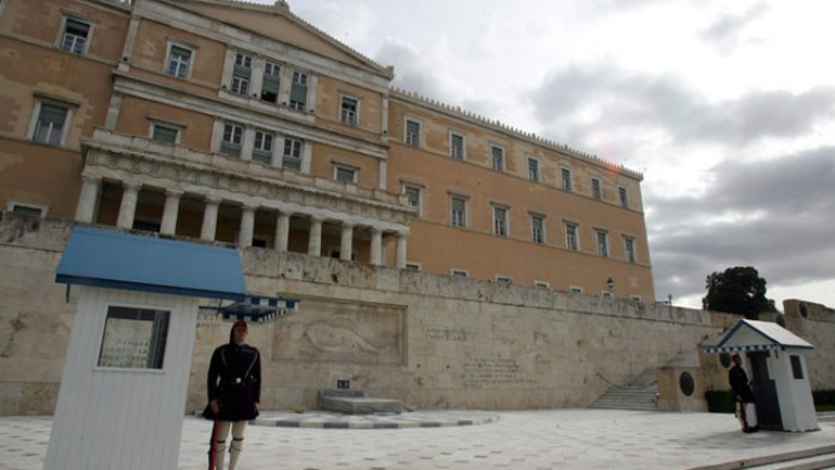 Την πρότασή τους για μια «προοδευτική αναθεώρηση» του Συντάγματος παρουσίασαν έξι συνταγματολόγοι