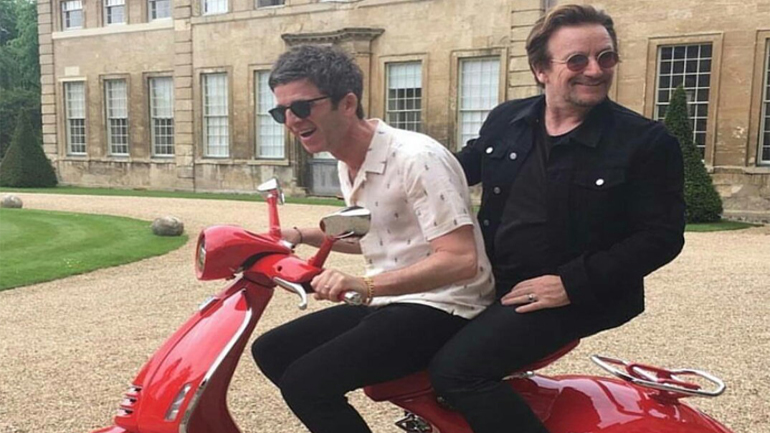 Ο Βono πάνω σε μια Vespa 946!
