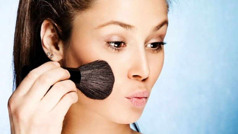 Πώς να εφαρμόζω σωστά το ρουζ στο πρόσωπό μου;