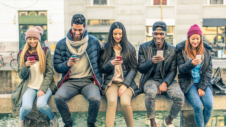 Περισσότεροι από 5 δισ. άνθρωποι στον κόσμο χρησιμοποιούν κινητό