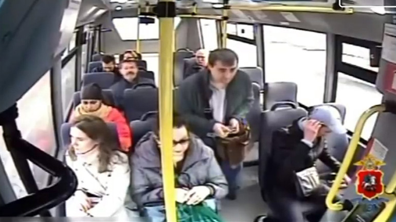 Ρωσία: Ένας πορτοφολάς εν δράσει σε λεωφορείο Ρωσία: Ένας πορτοφολάς εν δράσει σε λεωφορείο