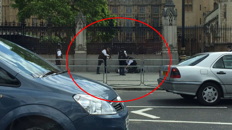 Λονδίνο: Συνελήφθη ένοπλος άνδρας έξω από το βρετανικό κοινοβούλιο