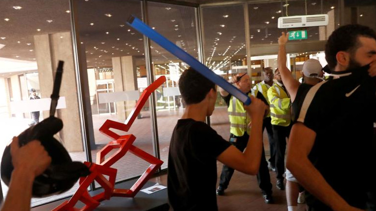 Διαδηλωτές εισέβαλαν σε κτήριο του δημαρχείου του Λονδίνου φωνάζοντας «θέλουμε δικαιοσύνη»