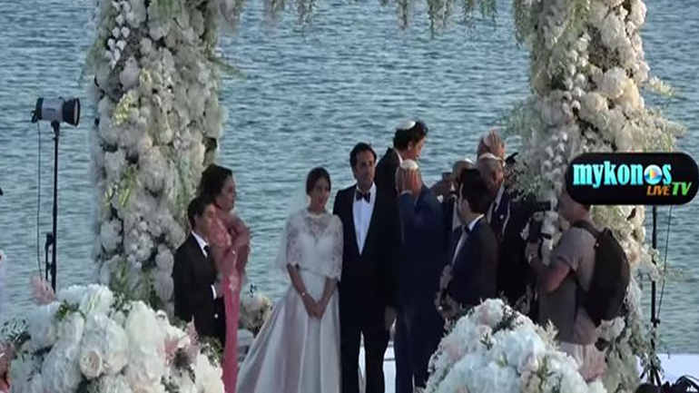 Ονειρικός γάμος στη Μύκονο για ζευγάρι από τη Γαλλία με 10 βιολίστριες να παίζουν κλασική μουσική