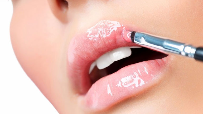 Τα glossy χείλη είναι το απόλυτο trend στο μακιγιάζ και αυτήν τη σεζόν