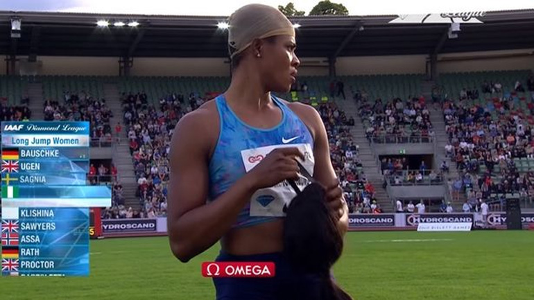 Έχασε την περούκα μετά το άλμα της!