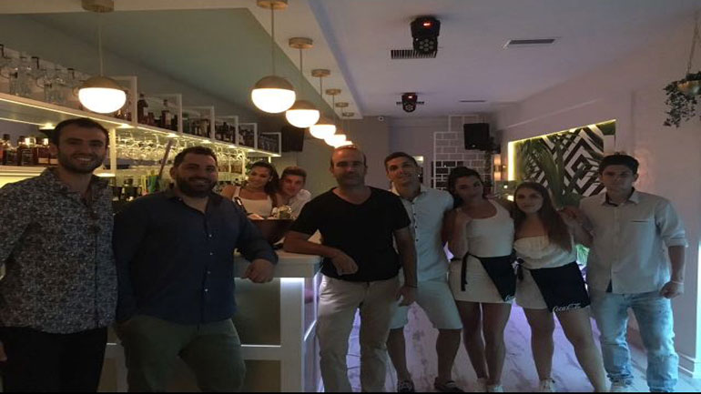 White cocktail bar στο Πόρτο Χέλι – Το στέκι του καλοκαιριού