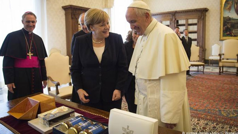 Ο πάπας Φραγκίσκος ενθάρρυνε τη Μέρκελ να συνεχίσει τις προσπάθειές της για να υπάρξει διεθνής συνεργασία