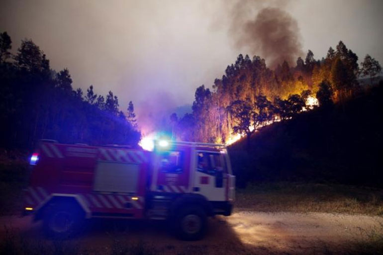 Επιχείρηση της πυροσβεστικής να θέσει υπό έλεγχο πυρκαγιά σε δάσος κοντά στην περιοχή Bouca της Κεντρικής Πορτογαλίας 