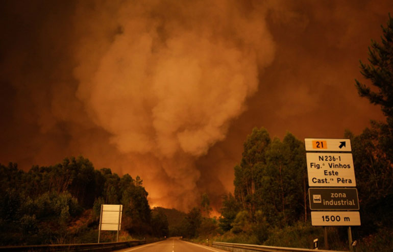 Σύννεφο καπνού 'καταπίνει' την περιοχή