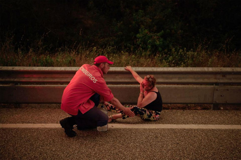 Ένας πυροσβέστης προσπαθεί να την καθησυχάσει