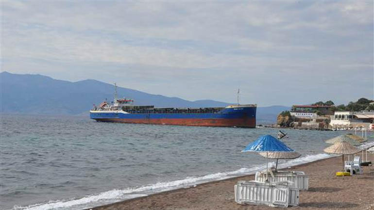 Τουρκικό εμπορικό πλοίο προσάραξε σε… πλαζ