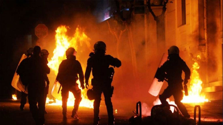 Επίθεση νεαρών σε διμοιρία των ΜΑΤ με μολότοφ και πέτρες