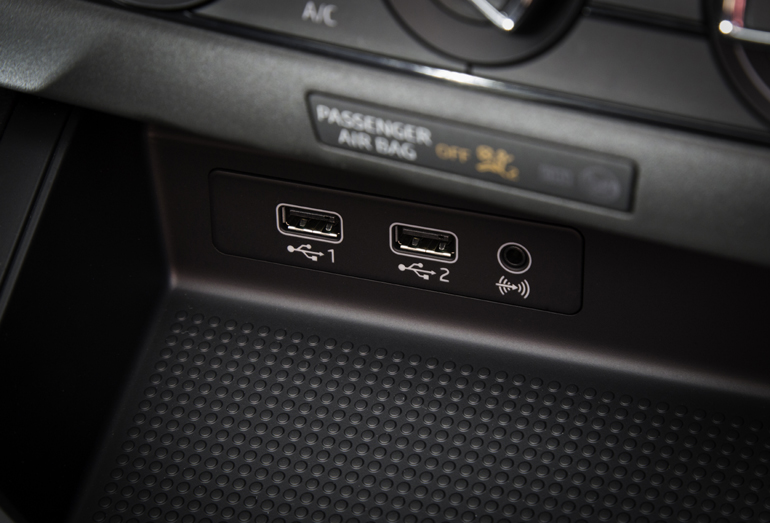 Διπλές θύρες USB και εξοδου