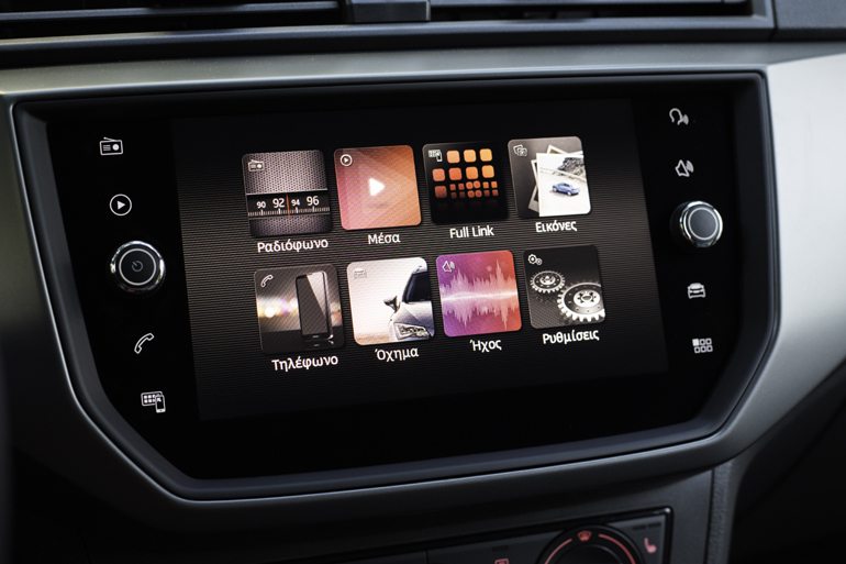 Η οθόνη αφής στην κεντρική κονσόλα είναι υψηλής ευκρίνειας