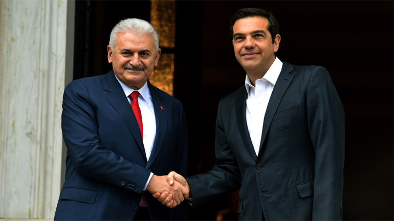 Ο Αλέξης Τσίπρας υποδέχτηκε τον Τούρκο ομολόγό του με μια χειραψία 