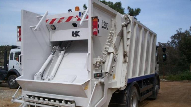 Λάρισα: Σε κατάληψη των αμαξοστασίων προχώρησαν εργαζόμενοι των δήμων