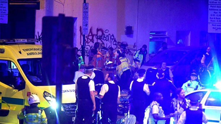 Video από την απόπειρα λιντσαρίσματος του δράστη που επιτέθηκε με βαν σε τέμενος Video από την απόπειρα λιντσαρίσματος του δράστη που επιτέθηκε με βαν σε τέμενος