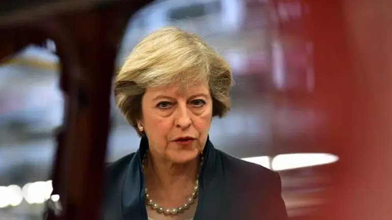 Μέι: «Αρρωστημένη η επίθεση κατά μουσουλμάνων σε τέμενος»