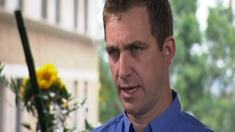 Ο σύζυγος της Κοξ δήλωσε ότι οι ακροδεξιοί και οι ισλαμιστές θα πρέπει να ηττηθούν