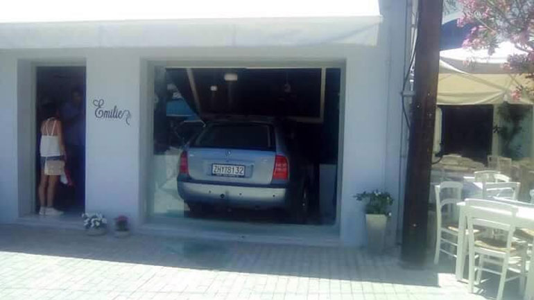 Ιθάκη: Αντί για όπισθεν έβαλε πρώτη και… «εισέβαλε» στο μαγαζί