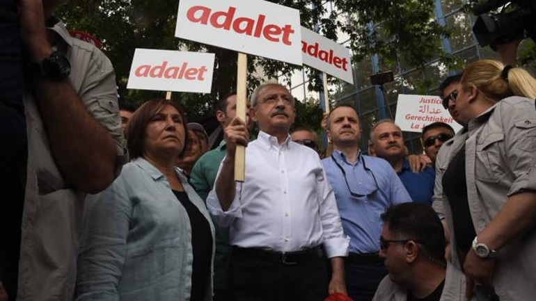 Τουρκία: Στην άκρη του δρόμου συνεδρίασε η κοινοβουλευτική ομάδα του CHP