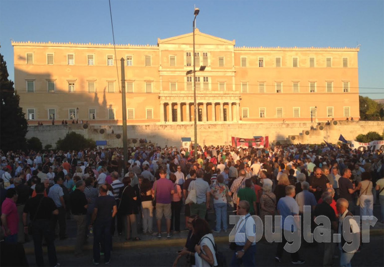 Τα μέλη του κινήματος «Παραιτηθείτε» μπροστά από τη Βουλή