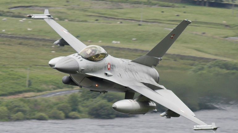 F-16 του ΝΑΤΟ επιχείρησε να προσεγγίσει αεροσκάφος όπου επέβαινε ο Ρώσος υπουργός Άμυνας