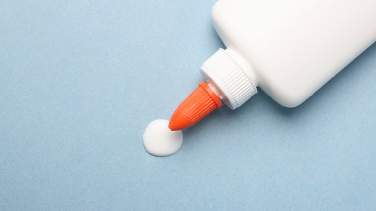 Αποσύρονται από την αγορά κόλλες με χλωροφόρμιο