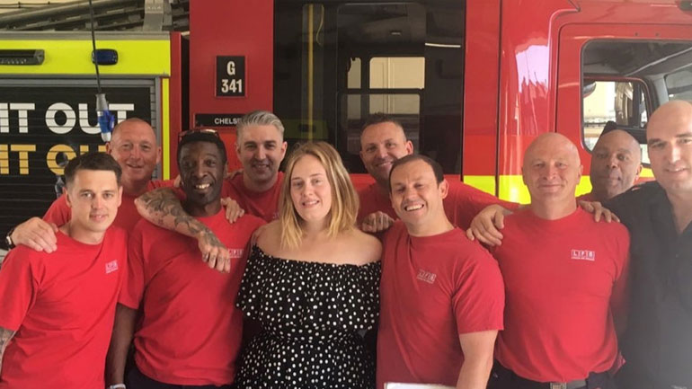 Η Adele στο πλευρό των πυροσβεστών που έσβησαν τη φονική πυρκαγιά στον πύργο Γκρένφελ του Λονδίνου