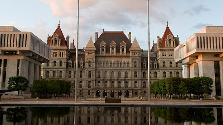 Η Πολιτεία της Νέας Υόρκης αύξησε το νόμιμο όριο ηλικίας για τη σύναψη γάμου από τα 14 στα 18 χρόνια