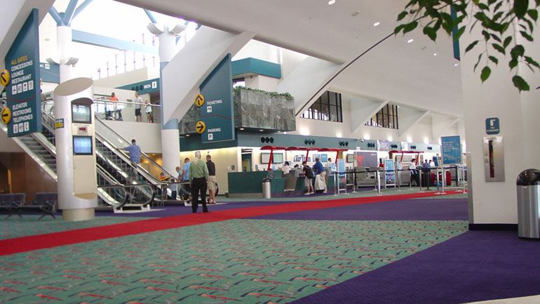 Εκκενώθηκε το αεροδρόμιο του Μίσιγκαν – άνδρας μαχαίρωσε αστυνομικό στον λαιμό