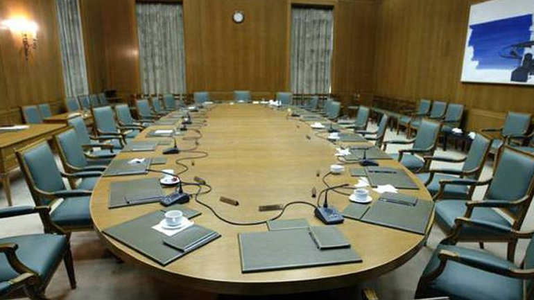 Τα ασφάλιστρα των οχημάτων και το θέμα των συμβασιούχων επί τάπητος στο Υπουργικό Συμβούλιο