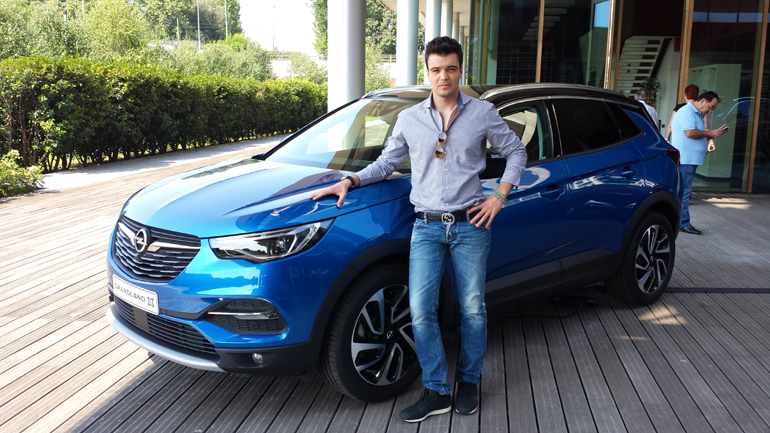 O υπογράφων Λουκάς Παπαλάμπρος μαζί με το Opel Grandland X