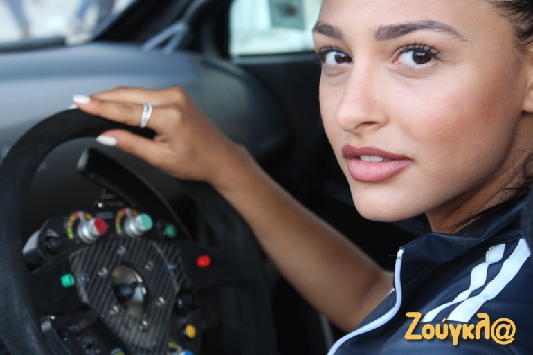 Σαν να έχει πολλά... κουμπάκια το τιμόνι!