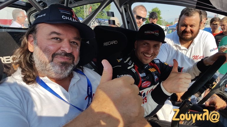 Από αριστερά, ο Μάριος Ηλιόπουλος (πρωταθλητής αναβάσεων και στον οποίο ανήκει το αυτοκίνητο), ο οδηγός αγώνων kajetan kajetanowicz και ο μηχανικός Μελέτης Καρακετίδης