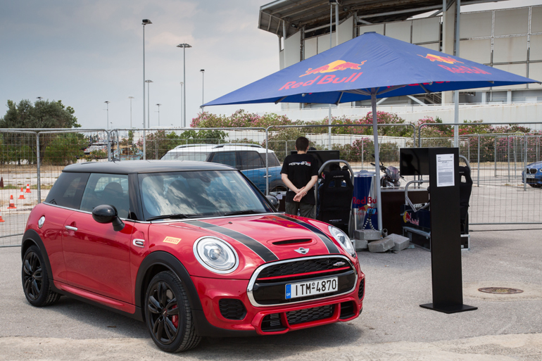 Πίνεις ένα... Red Bull και μετά πετάς με το MINI John Cooper Works!