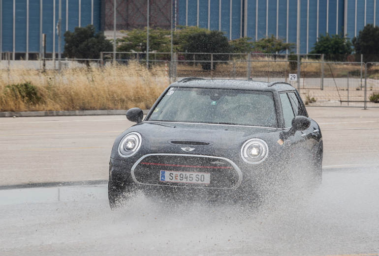 Ακόμα και όταν το οδόστρωμα είναι βρεγμένο το φρενάρισμα δεν προβληματίζει...