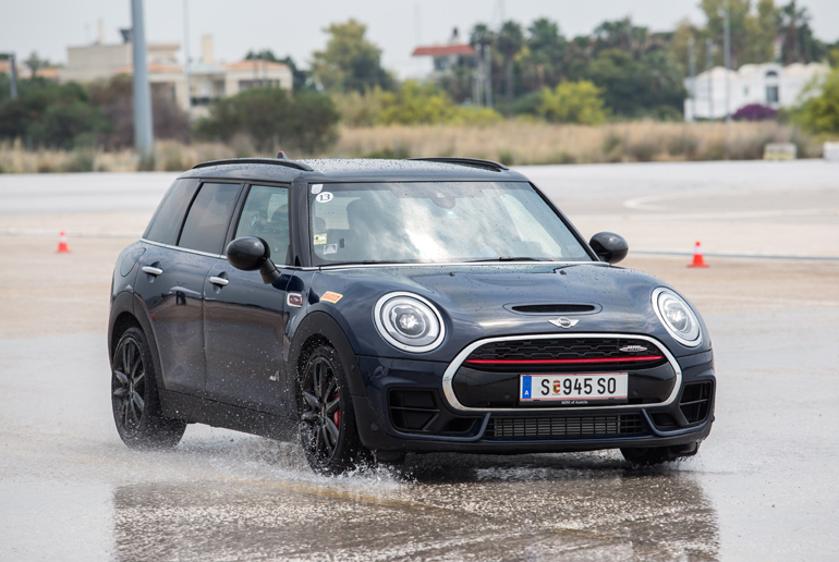 Φρενάρισμα πανικού σε βρεγμένο οδόστρωμα 